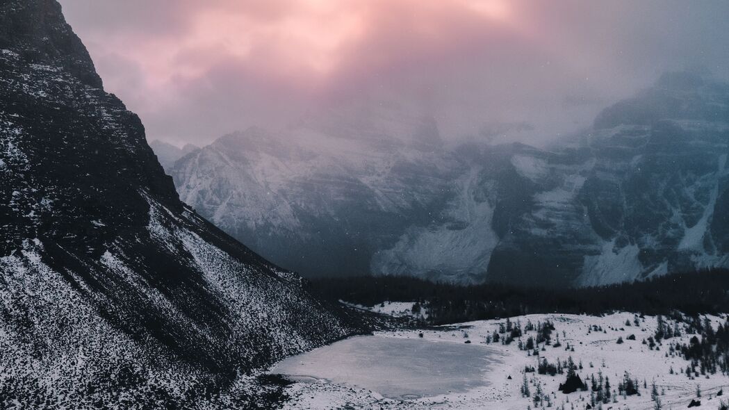 绝美山脉山谷雪景，云雾缭绕，4K超清壁纸3840x2160高清下载