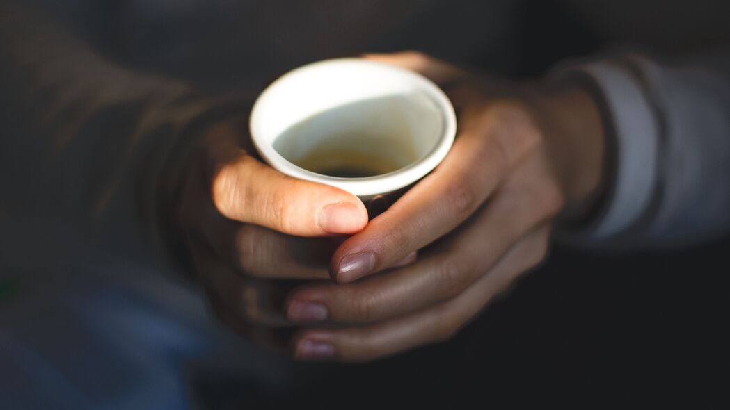 高清4K壁纸，手捧咖啡杯，享受饮料时光，3840x2160精美背景图片下载