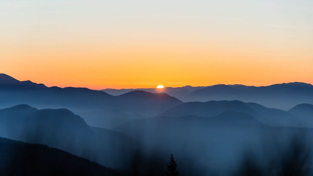 山脉雾绕黎明昏黄，绝美4K风景壁纸，3840x2160高清下载