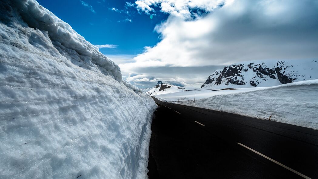 冬季道路雪景，山脉雪堆4K超清壁纸，3840x2160高清大图下载