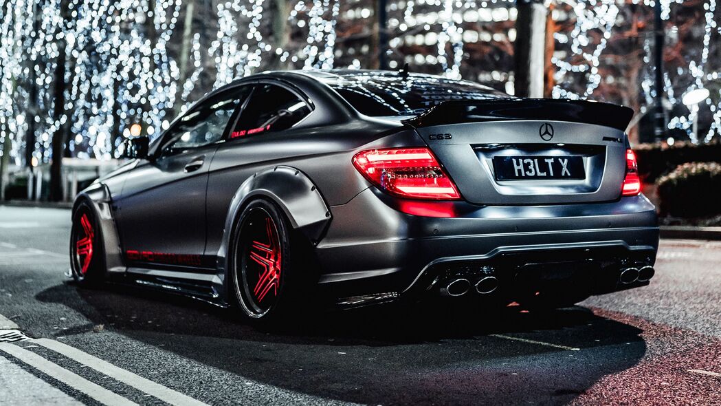 梅赛德斯-奔驰C63 AMG，灰色魅力圣诞夜，高清4K街道灯光壁纸下载