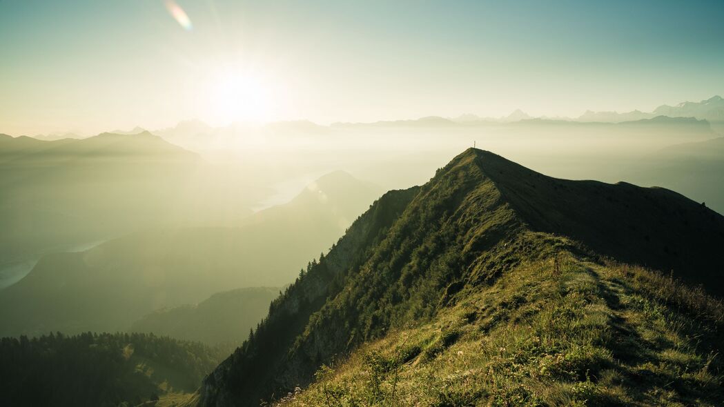 山峰阳光雾草美景，超高清4K壁纸，3840x2160分辨率，免费下载