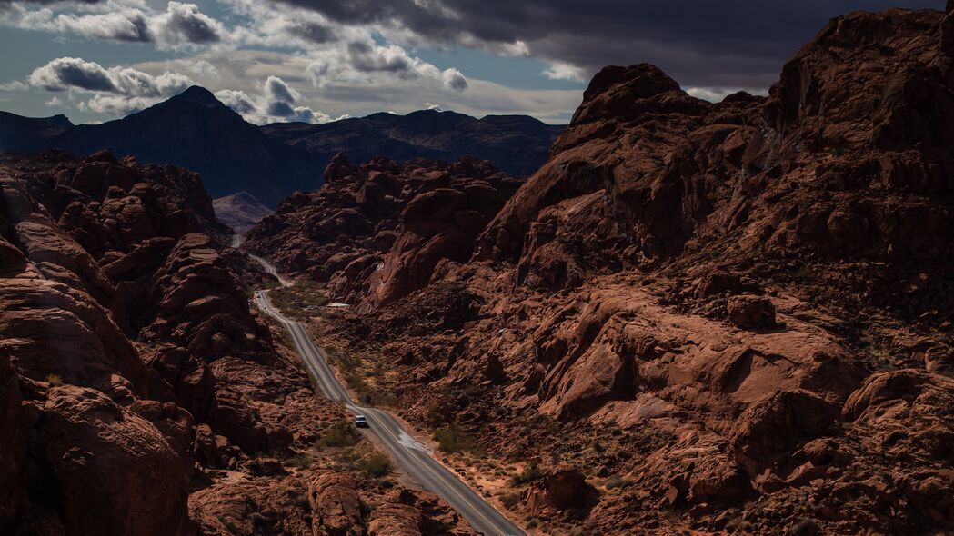 道路蜿蜒山脉间，鸟瞰岩石浮雕景，4K高清壁纸下载（3840x2160）
