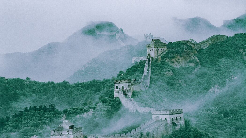 雾绕山脉，建筑矗立，4K高清鸟瞰壁纸，3840x2160超清下载