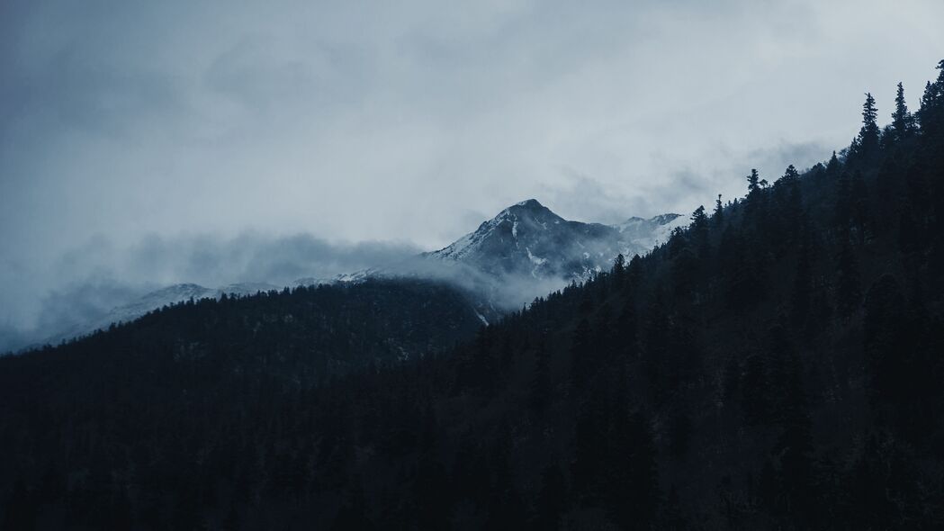 山峰云树绝美风景，4K高清壁纸，3840x2160分辨率畅享下载