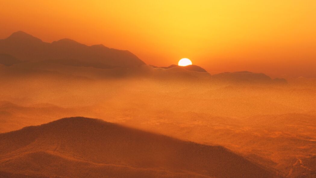 山脉日落雾景，黄昏自然之美，超清4K壁纸（3840x2160）高清下载