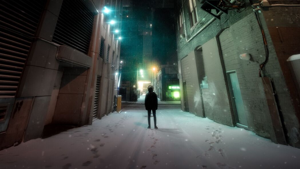 男人孤独建筑夜城雪地，超清4K壁纸下载（3840x2160）