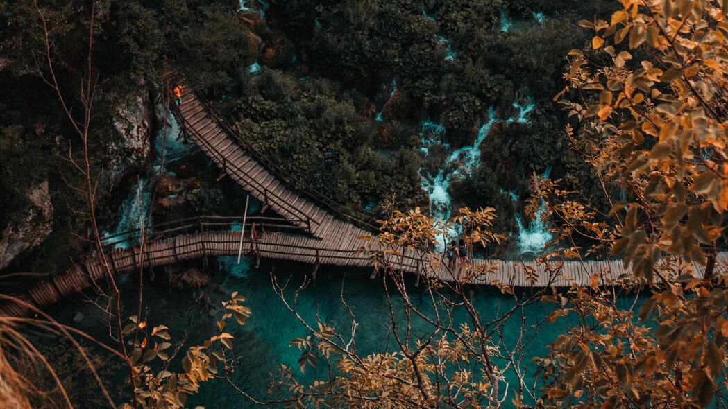 海岸桥梁鸟瞰，自然美景4K壁纸，高清树木水景，3840x2160下载