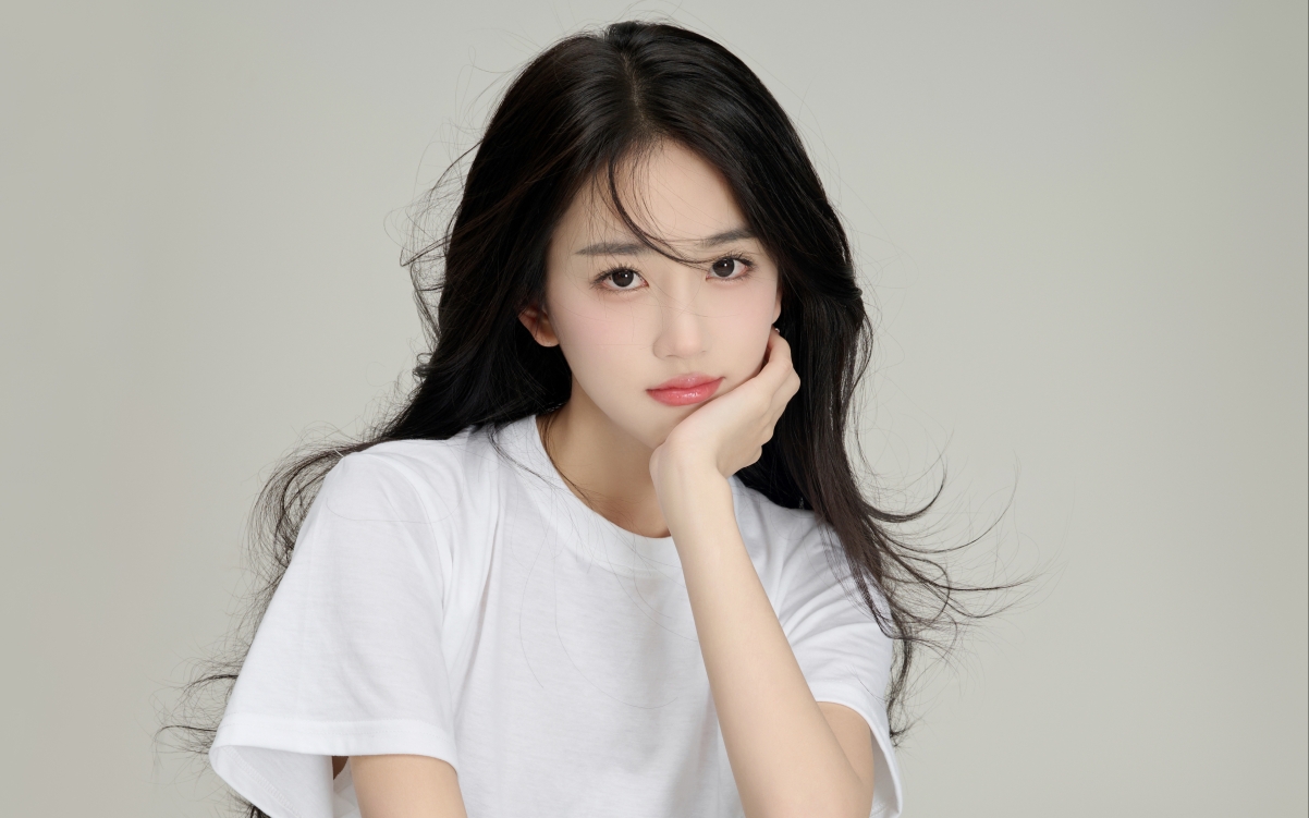 清纯美女潘敏4K高清壁纸，一手托腮桌面美图，3840x2400分辨率畅享下载
