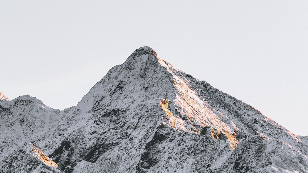 山峰雪坡绝美风景，4K高清壁纸3840x2160，一键下载！