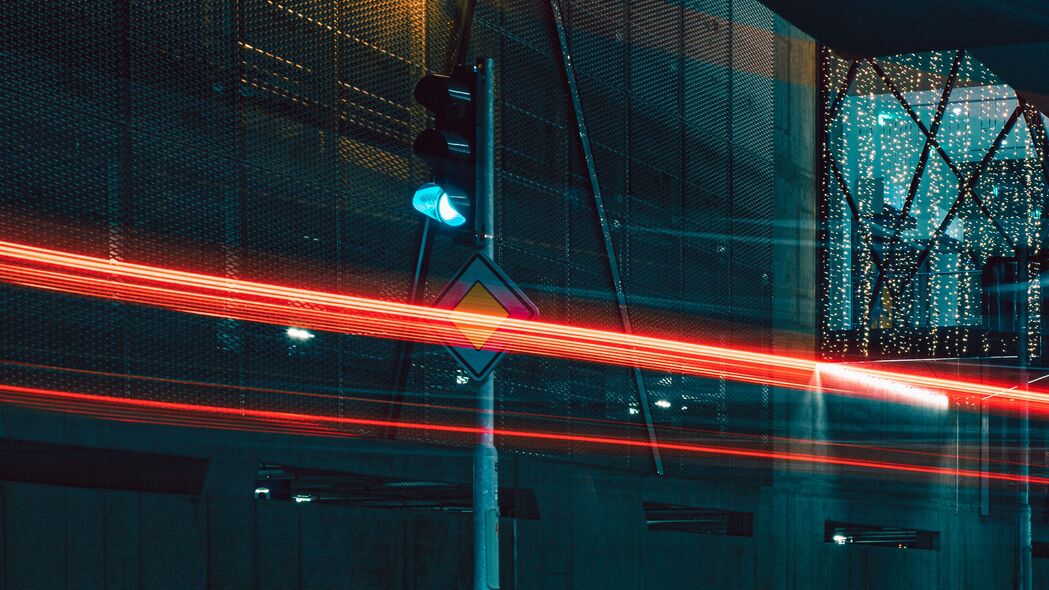 红绿灯映照下的城市街道，梦幻灯光长曝光，4K超清壁纸，3840x2160高清风景图片下载