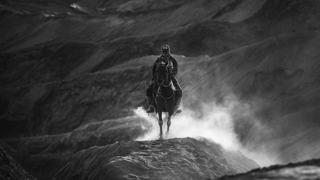 超高清4K壁纸，黑白骑士驰骋于山脉丘陵间，3840x2160分辨率下载