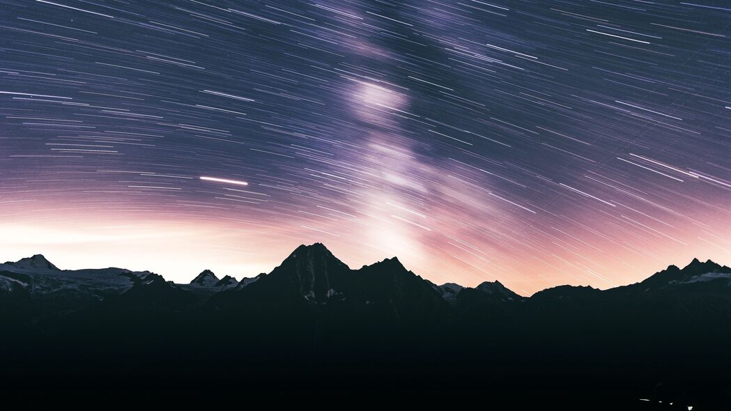 山脉之夜，黑暗中的长时间曝光星空，4K超清壁纸（3840x2160）免费下载