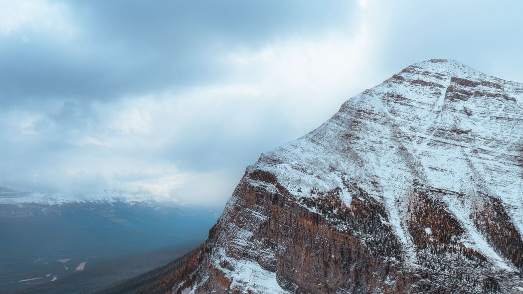 山峰雪河绝美风景，4K高清壁纸，3840x2160分辨率，一键下载！