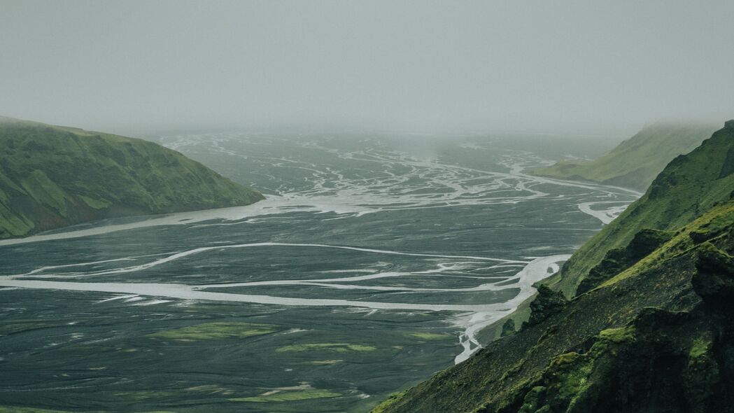 山谷河流鸟瞰，雾漫自然美景，4K高清壁纸下载（3840x2160）