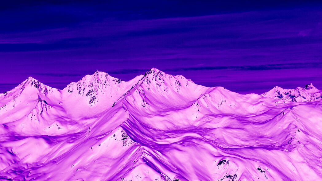山脉峰峦鸟瞰，紫色雪域黄昏景，4K高清壁纸（3840x2160）免费下载
