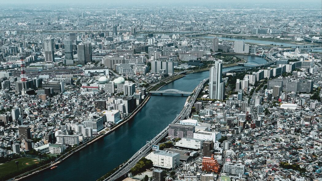 城市鸟瞰，河流穿城，建筑璀璨，4K高清壁纸下载（3840x2160）