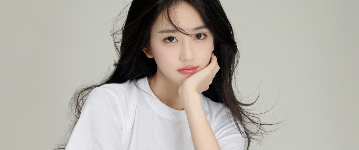 一手托腮美女潘敏，绝美4K带鱼屏壁纸，3440x1440高清下载