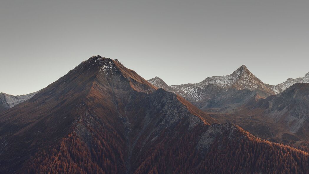 山脉之美，峰峦叠翠，树木葱茏，斜坡壮丽，4K高清风景壁纸下载（3840x2160）