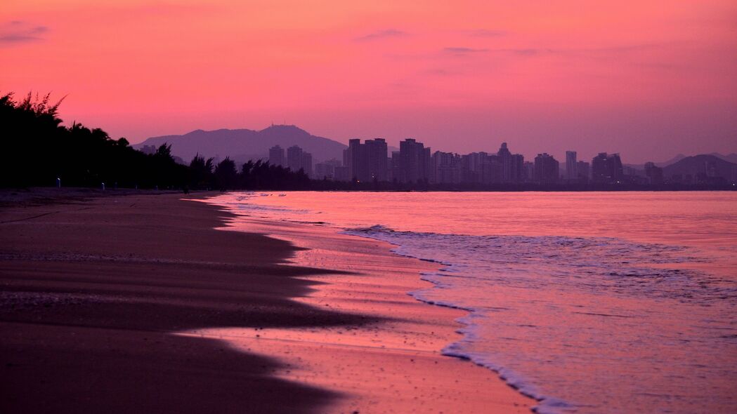 海滩黄昏美景，大海与海岸交织的城市风光，4K高清壁纸3840x2160免费下载