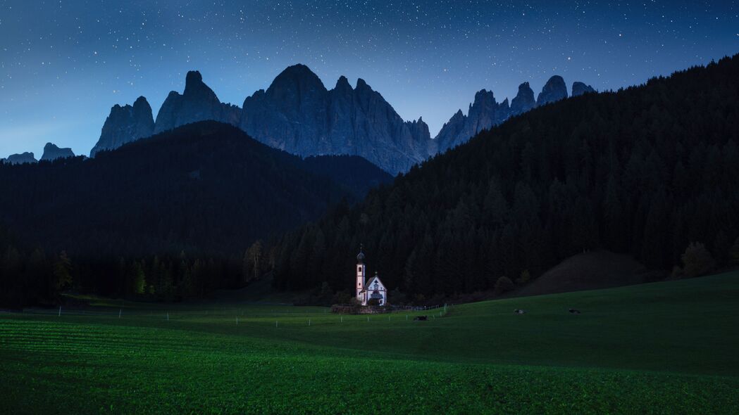 山脉草坪夜景建筑高清4K壁纸，3840x2160超清风景图片下载