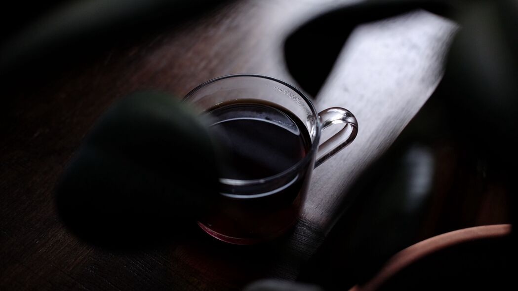 品茗时刻，深色4K杯茶饮料壁纸，超清3840x2160背景图片免费下载