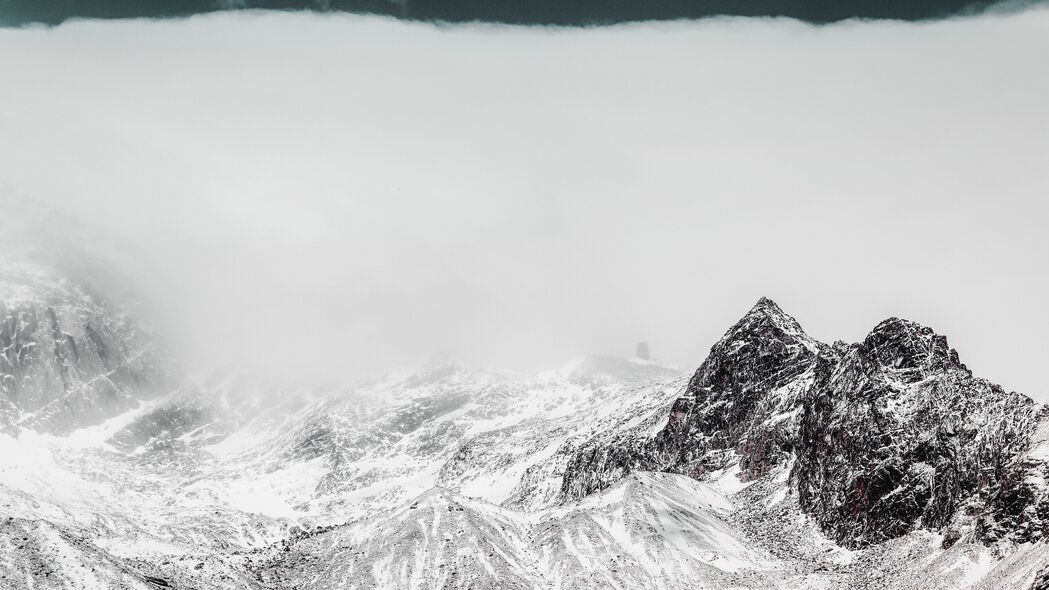 山脉之巅，绝美雪峰风景，4K高清壁纸3840x2160免费下载