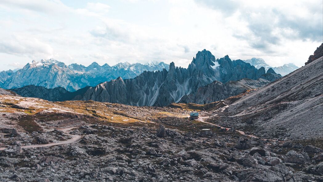 山脉之韵，岩石与房子的建筑景观，高清4K壁纸（3840x2160）免费下载