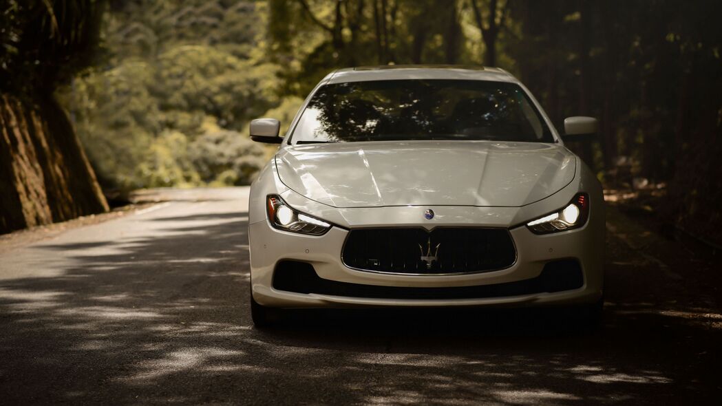 Maserati Ghibli高清壁纸，白色机器正视图，4K超清道路汽车图片，3840x2160分辨率免费下载