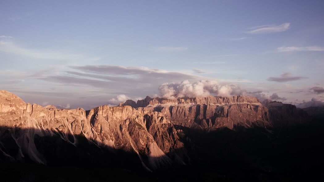 山脉峡谷岩石云景超清呈现，精选4K风景壁纸，3840x2160高清下载
