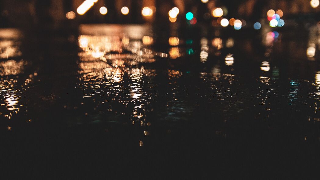 夜晚沥青路潮湿黑暗，模糊灯光下的高清4K壁纸，3840x2160分辨率背景图片免费下载