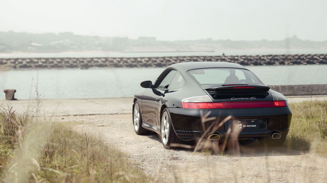 保时捷911 Carrera 4S海滨黑色跑车4K壁纸，高清3840x2160汽车图片下载