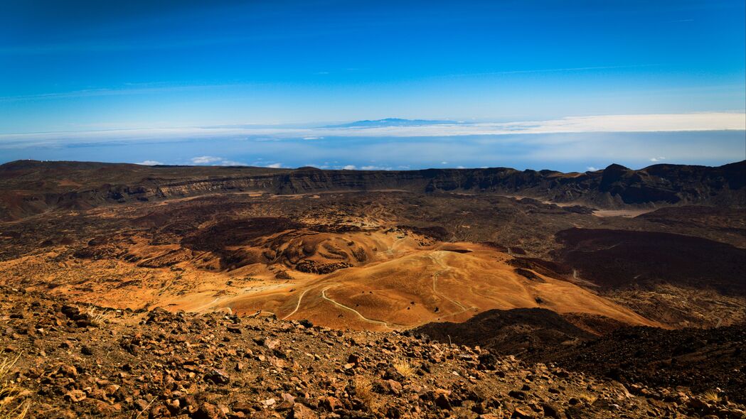 山脉火山口奇景，高清4K石头风景壁纸，3840x2160分辨率免费下载