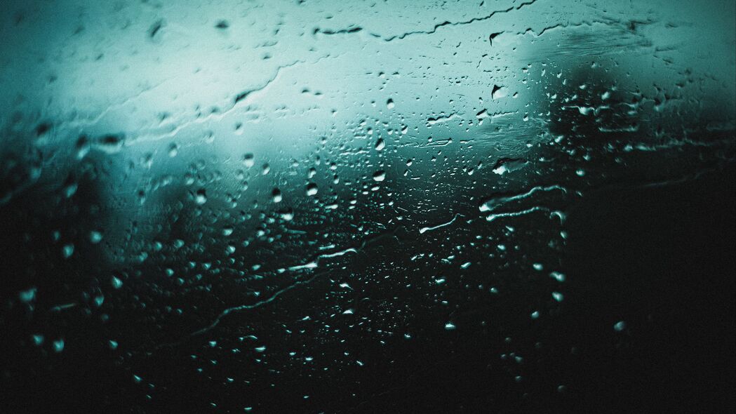 雨滴湿滑玻璃表面4K高清壁纸，3840x2160分辨率精美背景图片下载