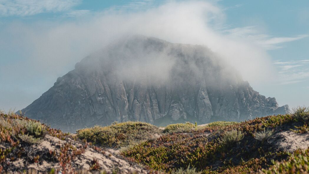 山峰云海植被美景，4K高清壁纸，3840x2160分辨率，绝美风景图片下载