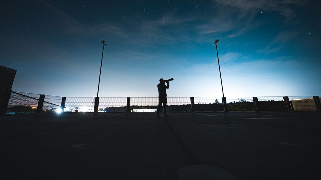 剪影男人·暗夜黄昏，4K超清壁纸，3840x2160高清背景图免费下载