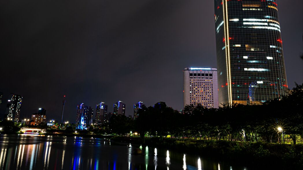 建筑奇观，摩天大楼耸立城市夜空，4K高清壁纸3840x2160免费下载
