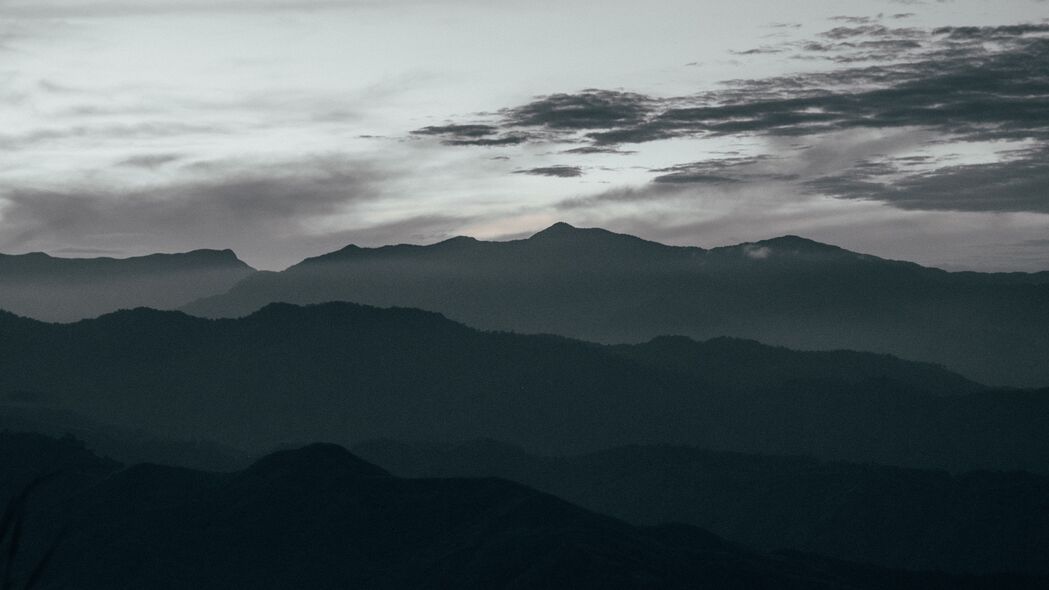 山脉雾霭黄昏，黑暗中的绝美风景，4K超清壁纸，3840x2160高清下载