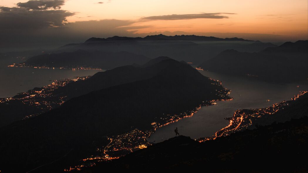 4K超高清，山脉海岸城市夜景鸟瞰图壁纸，3840x2160精美背景图片下载
