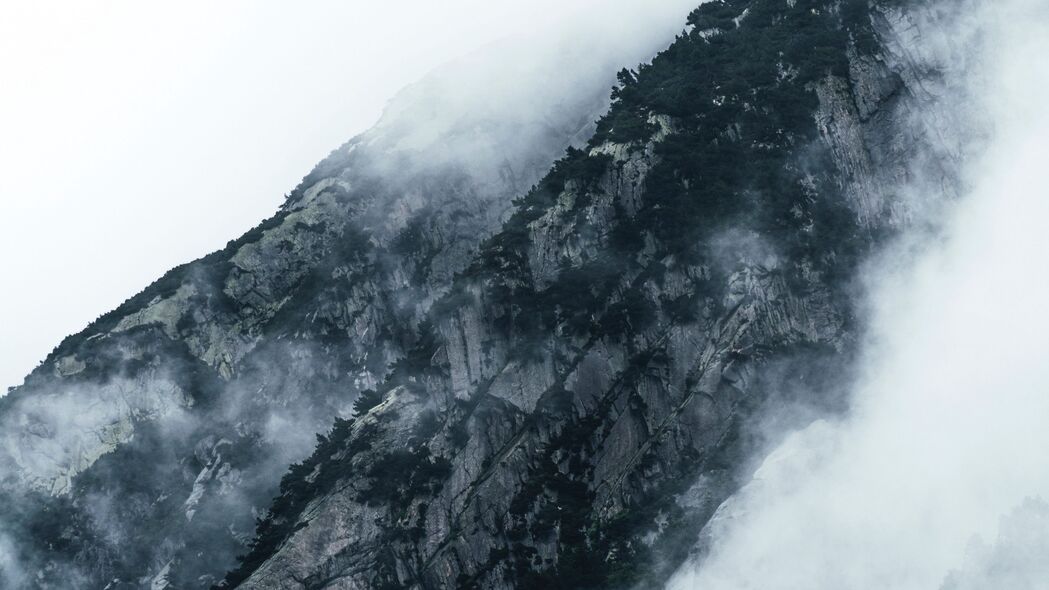山脉云雾缭绕，斜坡植被繁茂，3840x2160高清4K风景壁纸下载