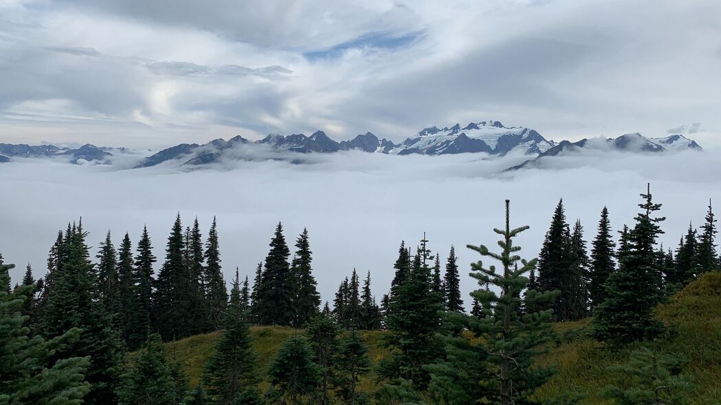 山脉翠林雾绕云漫，绝美4K风景壁纸（3840x2160高清下载）