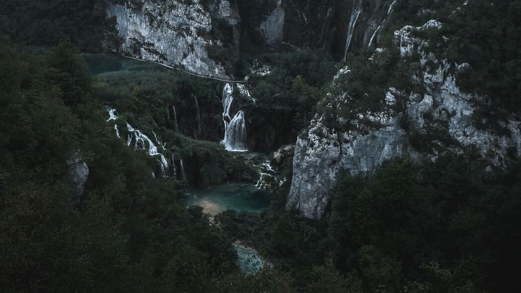 山脉瀑布鸟瞰，自然风景精选！4K高清壁纸，3840x2160超高清下载