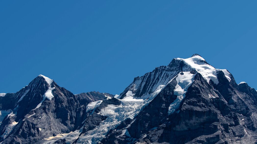 壮丽山脉与峰巅，万里无云天空美景，超清4K风景壁纸（3840x2160）免费下载