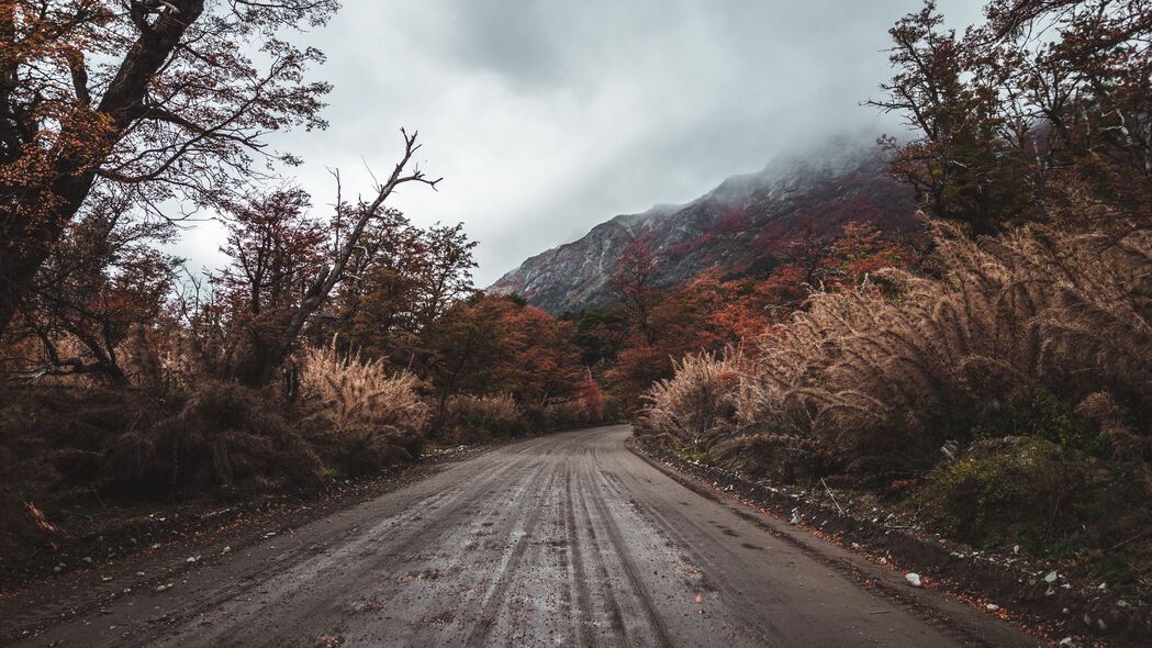 道路蜿蜒，山脉巍峨，灌木丛生，自然之美4K壁纸，3840x2160高清下载