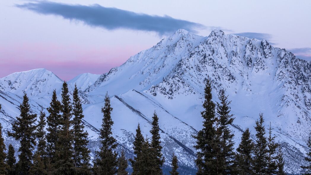 4K高清山脉雪景壁纸，树木映衬下的壮丽风景，3840x2160超清下载