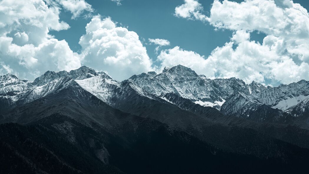 山脉之巅，绝美峰景，云雪交织，超清4K风景壁纸3840x2160免费下载