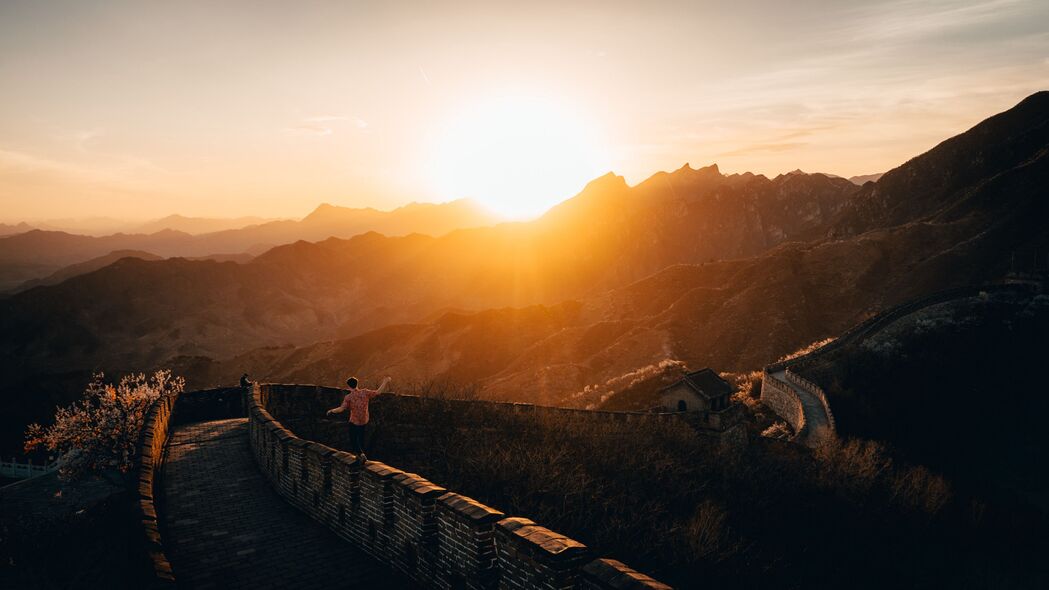 山脉日落美景，4K高清建筑墙壁壁纸，3840x2160分辨率，精美风景图片下载