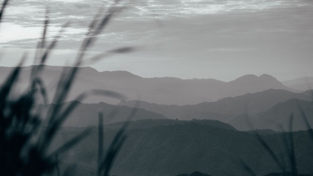 4K山脉丘陵雾草高清风景壁纸，3840x2160超高清壁纸下载