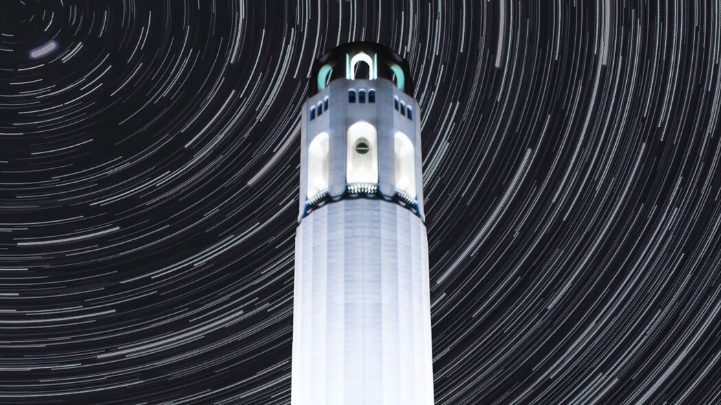 塔之魅力，夜晚建筑长曝光模糊效果，超清4K壁纸3840x2160，高清背景图片任你下载