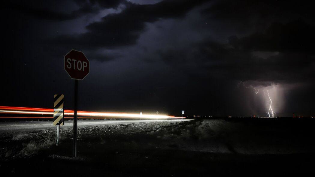 4K雷暴夜晚道路黑暗标志壁纸，超清3840x2160背景图片下载